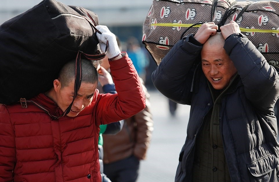 Bien nguoi tai cac nha ga Trung Quoc len duong ve que an Tet hinh anh