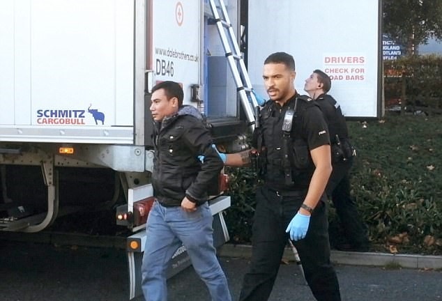 Canh sat Phap bat 27 nguoi tai trai nhap cu cua nguoi Viet hinh anh