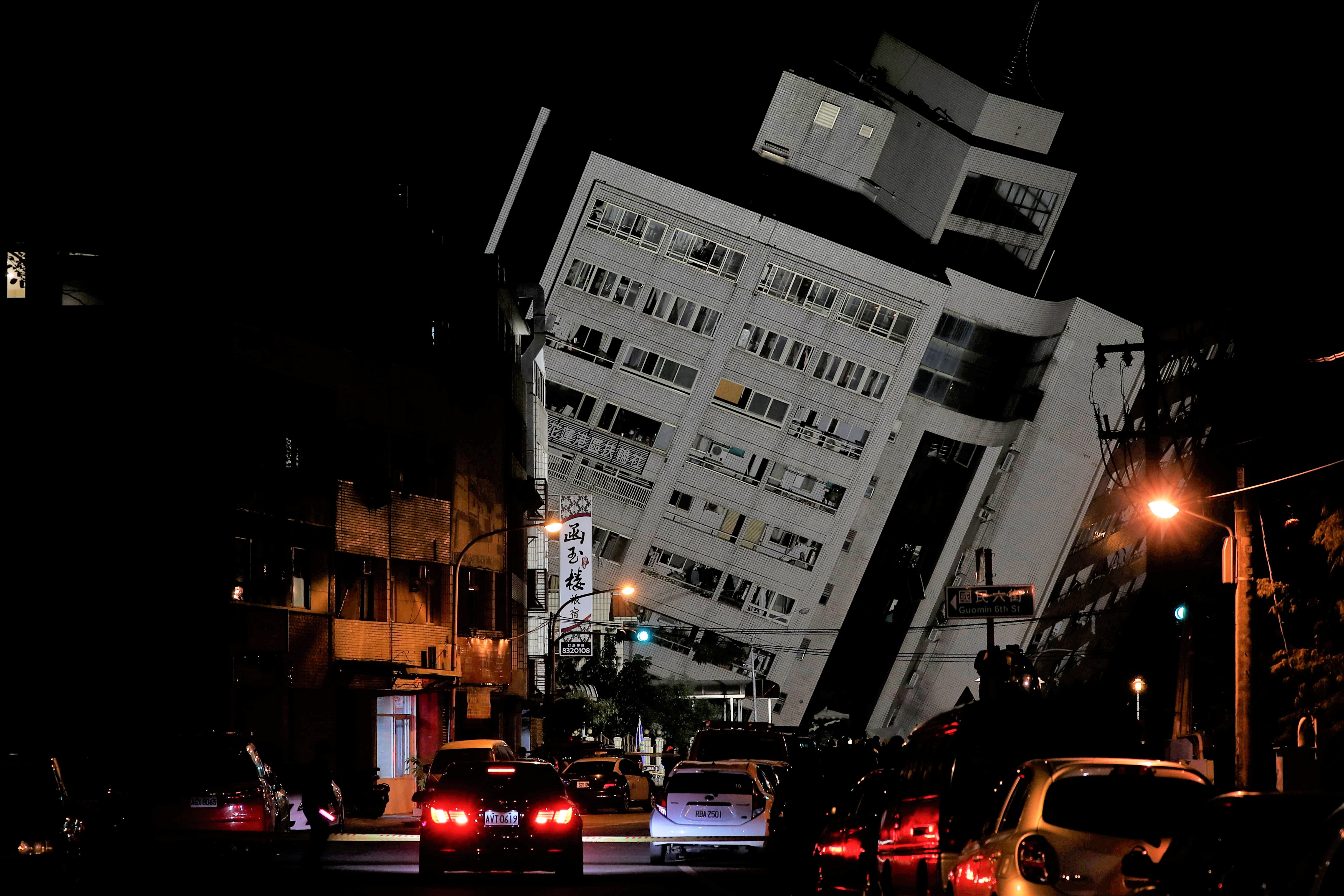 Nha do nghieng, mat duong nut toac sau dong dat tai Dai Loan hinh anh