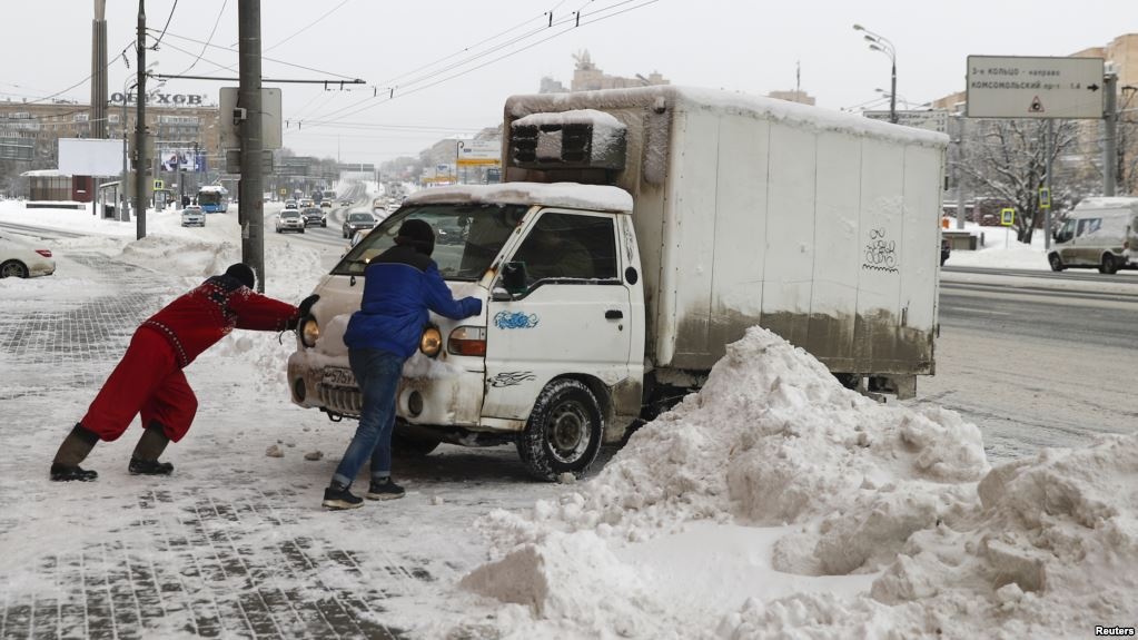 Nguoi dan Moscow 'bi bom' trong lop tuyet day nua met hinh anh