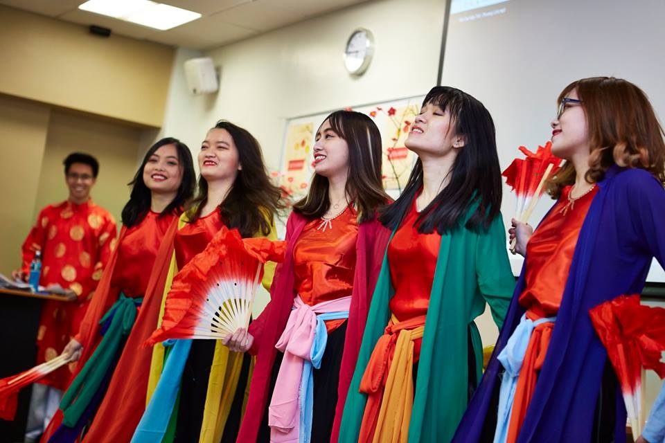 Nguoi Viet bon phuong: Den ben nhau, Tet co truyen am ap hon hinh anh