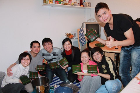 Sinh vien Viet tai Anh goi gan 150 chiec banh chung don Tet hinh anh