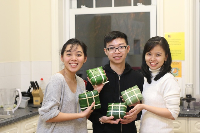 Nguoi Viet o Anh: Vuot 400 km mua gio, bac bep lo nau banh chung hinh anh