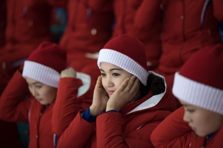 Doi nu co dong Trieu Tien bi hang tram phong vien san duoi hinh anh
