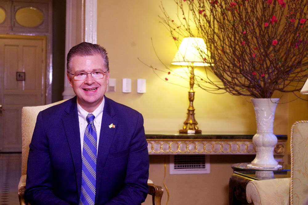 Dai su My noi tieng Viet chuc mung nam moi hinh anh