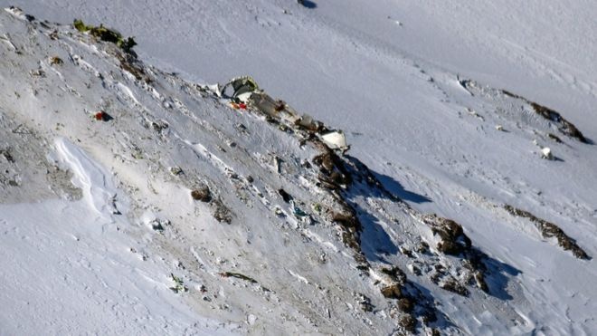 Tim thay manh vo may bay roi o Iran lam 66 nguoi chet hinh anh