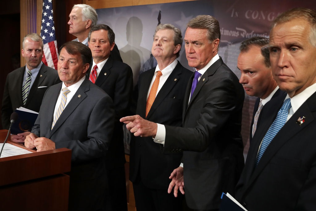 25 Thuong nghi si Cong hoa hoi thuc TT Trump quay lai voi TPP hinh anh