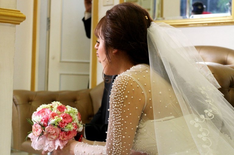 AFP: Dam cuoi gia chay 'bau' cua gioi tre Viet hinh anh