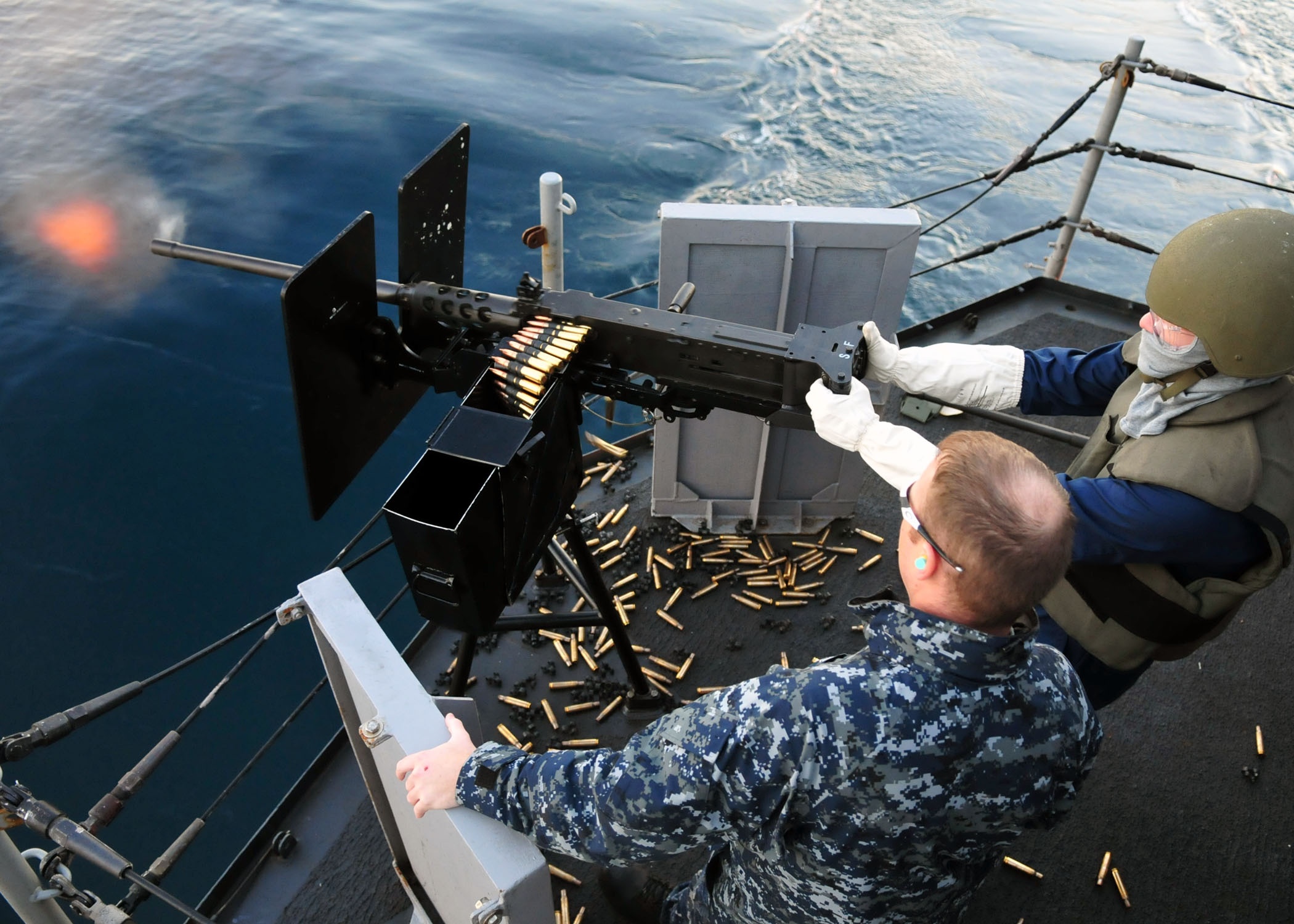 Binh si Argentina na loat sung may vao tau ca Trung Quoc hinh anh