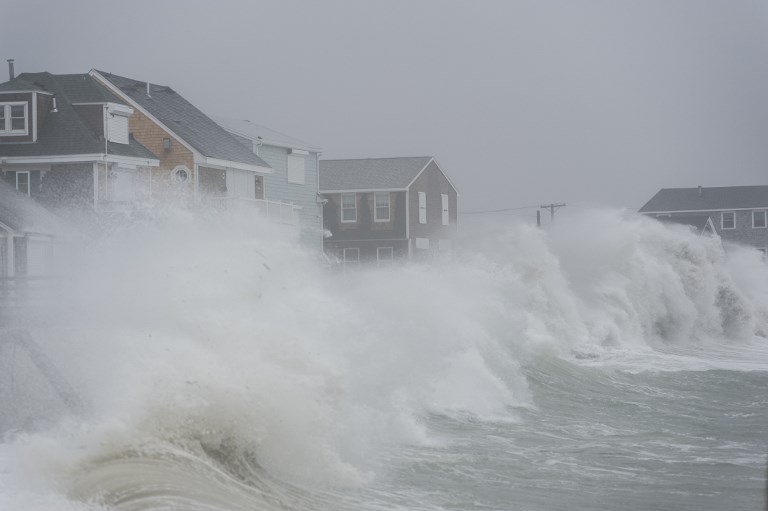 Bo Dong nuoc My chim trong lu lut va mua tuyet hinh anh