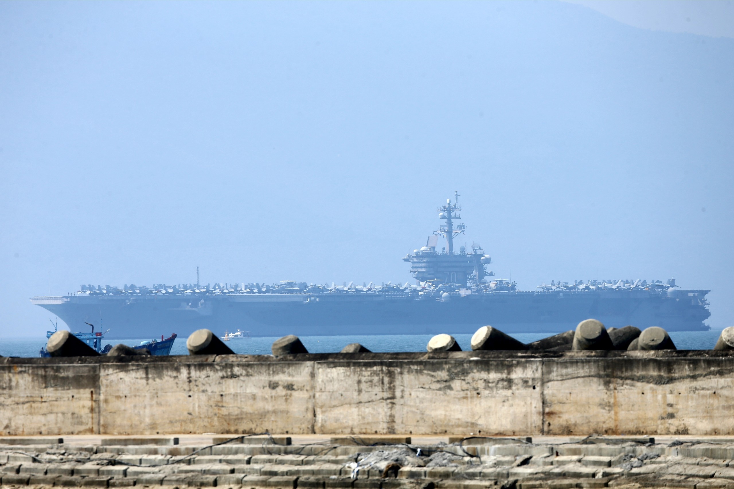 Tau san bay vao Da Nang anh 3