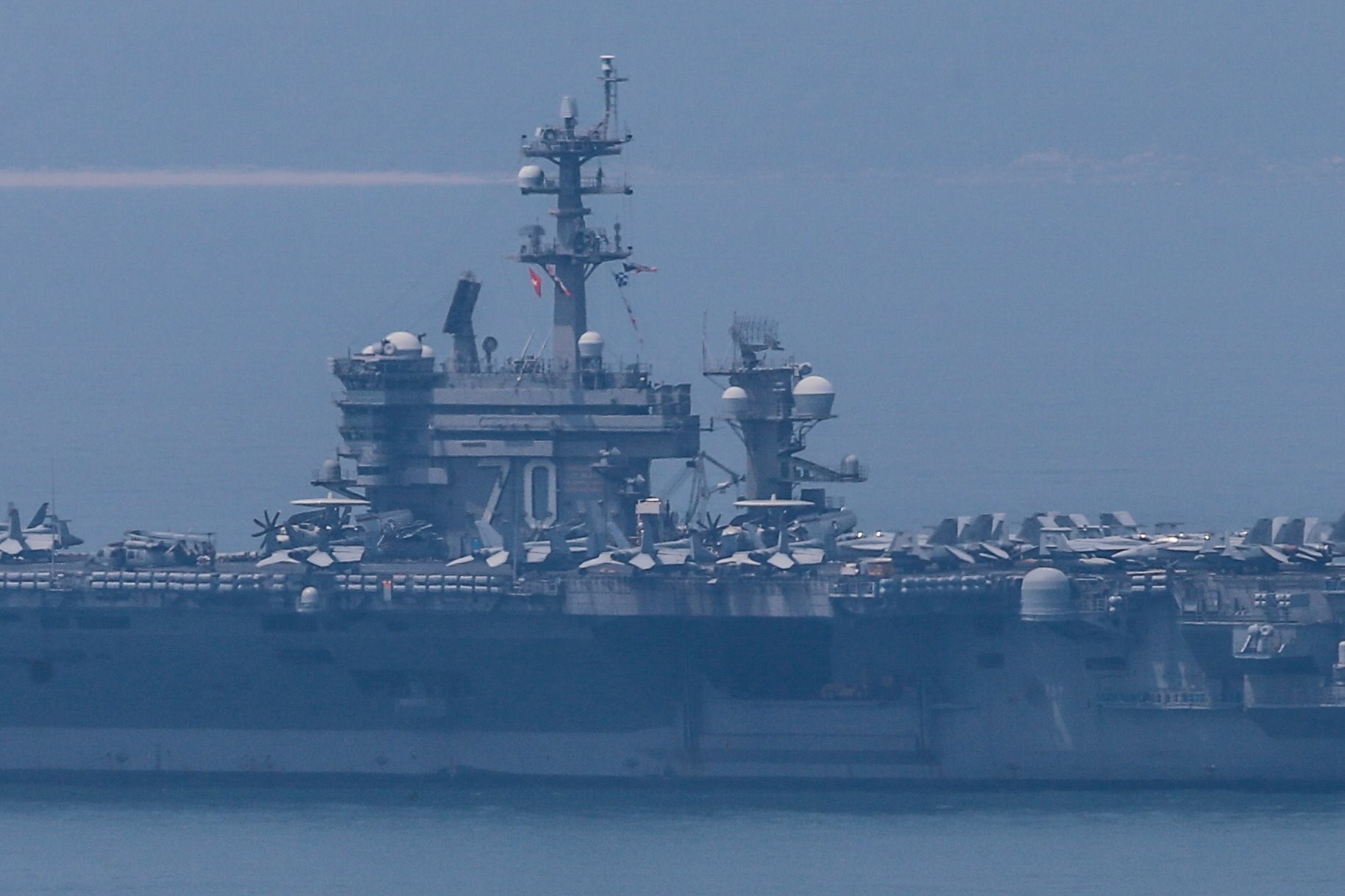 Tau san bay vao Da Nang anh 2