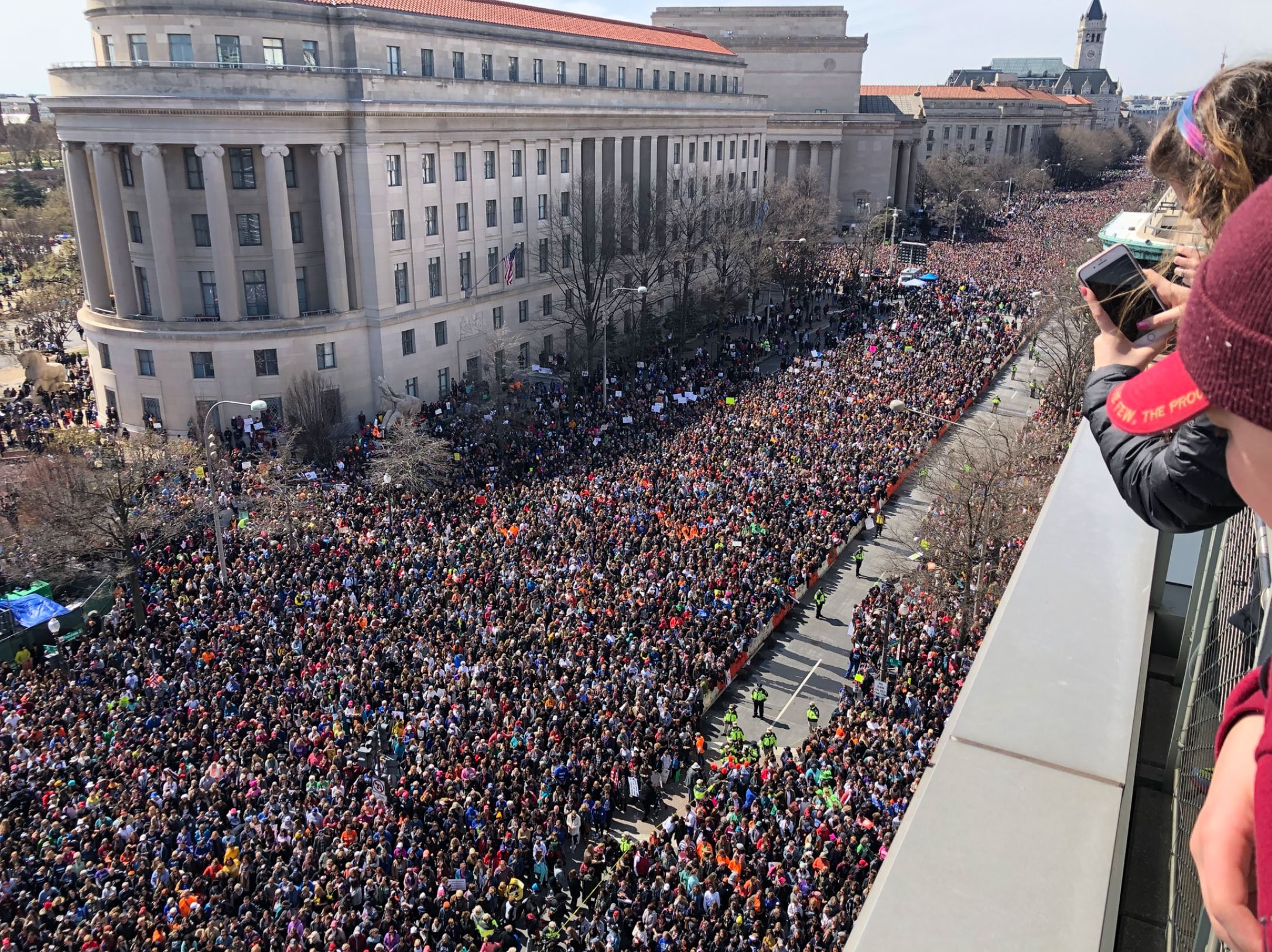 Hon mot trieu nguoi My dieu hanh yeu cau kiem soat sung hinh anh