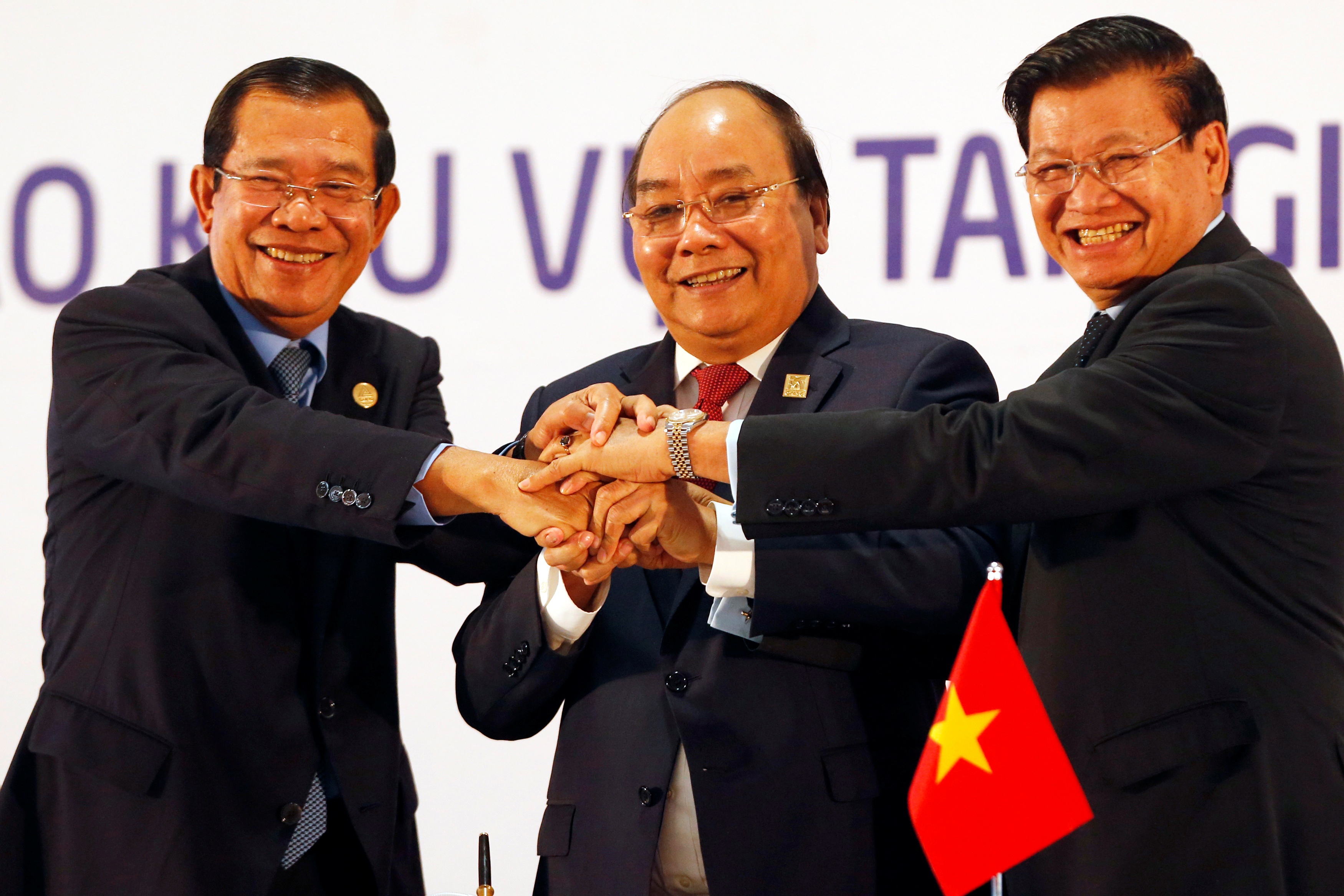 Viet - Lao - Campuchia: 3 anh em vung nhu kieng 3 chan hinh anh