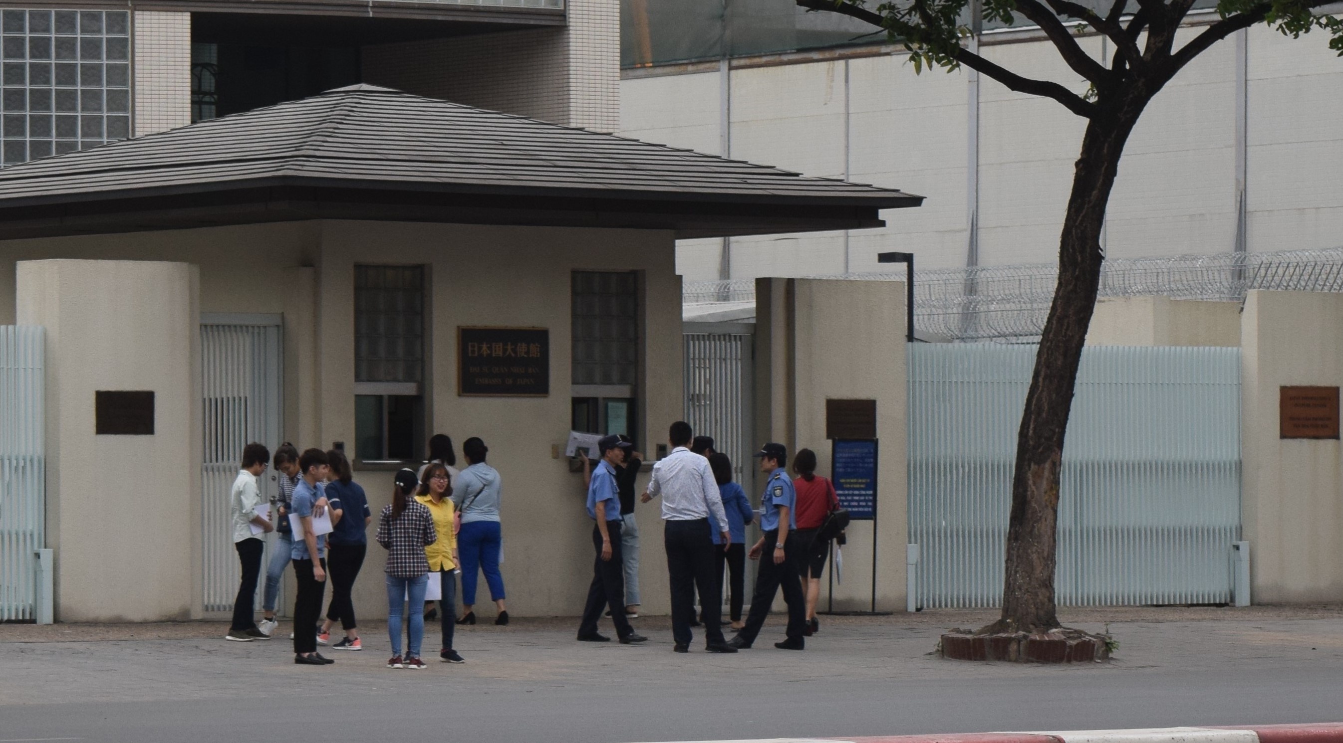 Dai su quan Nhat o Ha Noi anh 2