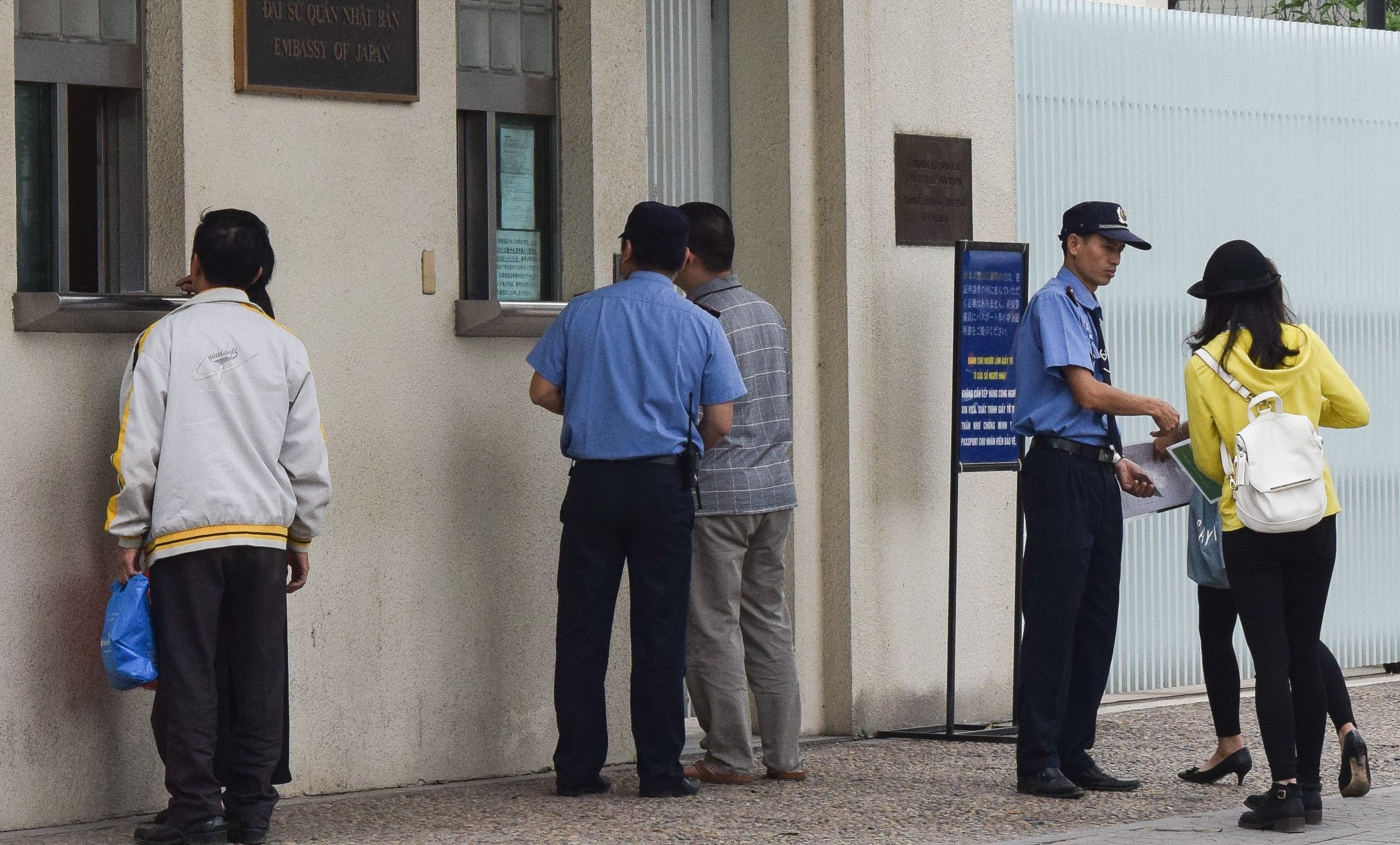 Nhan vien nguoi Viet tai DSQ Nhat bi to gay kho de nguoi xin visa hinh anh