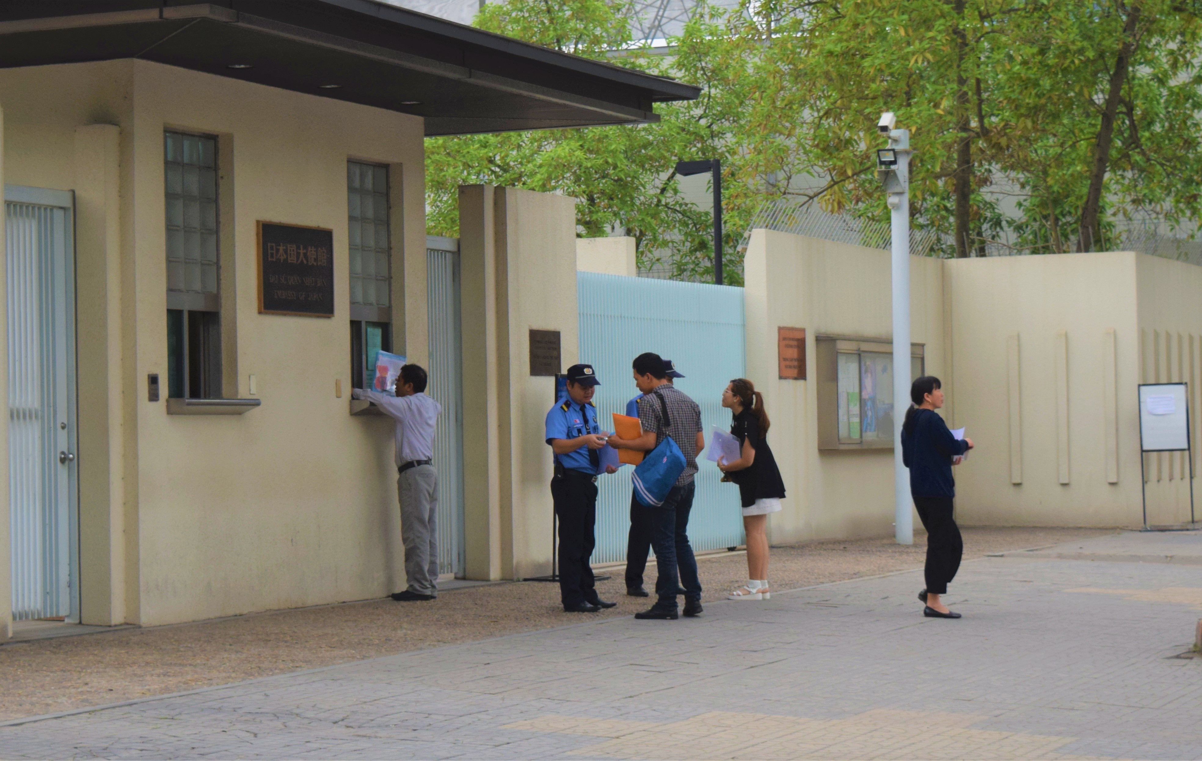 Nhan vien Viet Nam tai Dai su quan Nhat anh 1