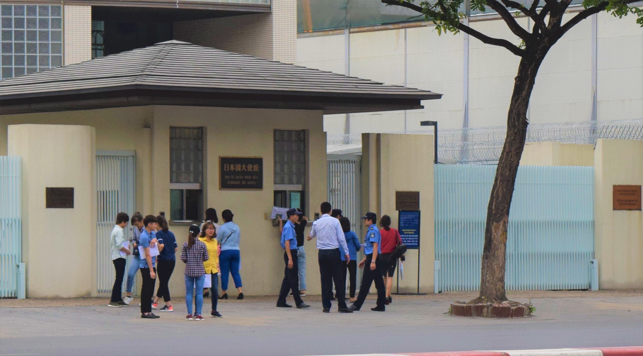 Nhân viên người Việt Đại sứ quán Nhật ảnh 2 Nhan vien nguoi Viet Dai su quan Nhat anh 2