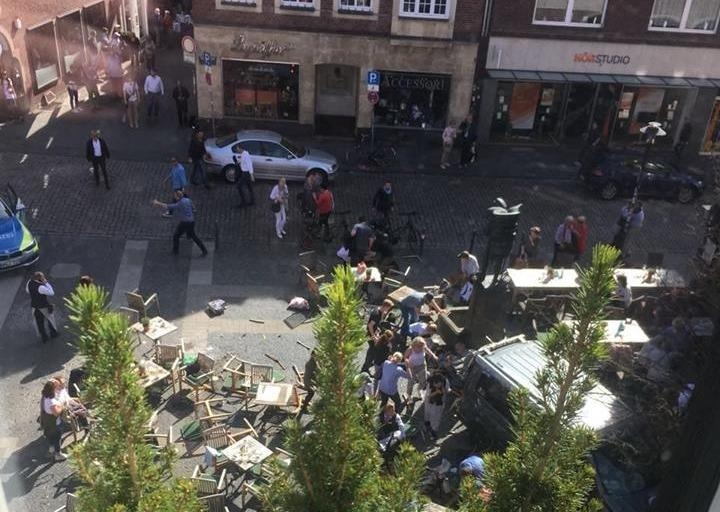 Lao oto vao dam dong o Duc, 3 nguoi chet hinh anh