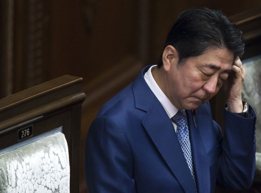 Be boi lien tiep, Thu tuong Abe kho tai vi du cui dau xin loi hinh anh