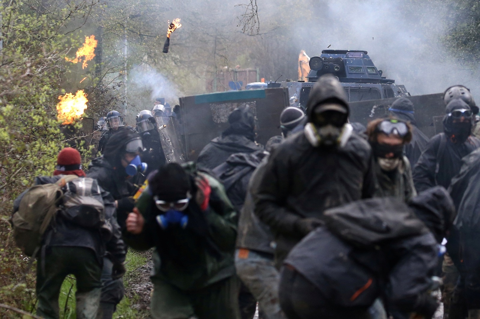 Phap dung xe thiet giap tran ap bieu tinh phan doi xay san bay hinh anh