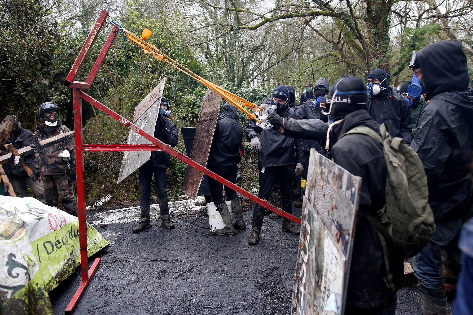 Bao dong o Phap anh 2