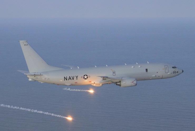 7 may bay quan su My xuat hien gan can cu Nga o Syria hinh anh