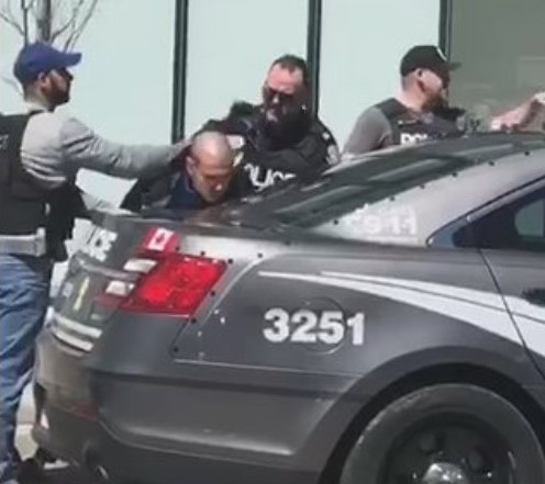 Canh sat Canada vay bat, tran ap nghi pham vu lao xe hinh anh