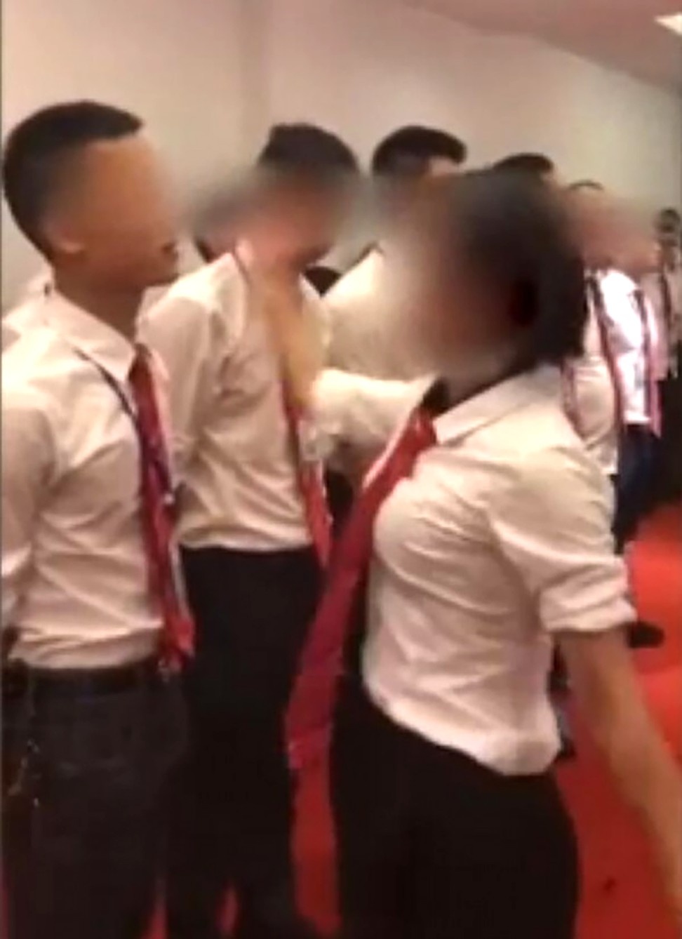 Hinh phat nhan vien Trung Quoc anh 2