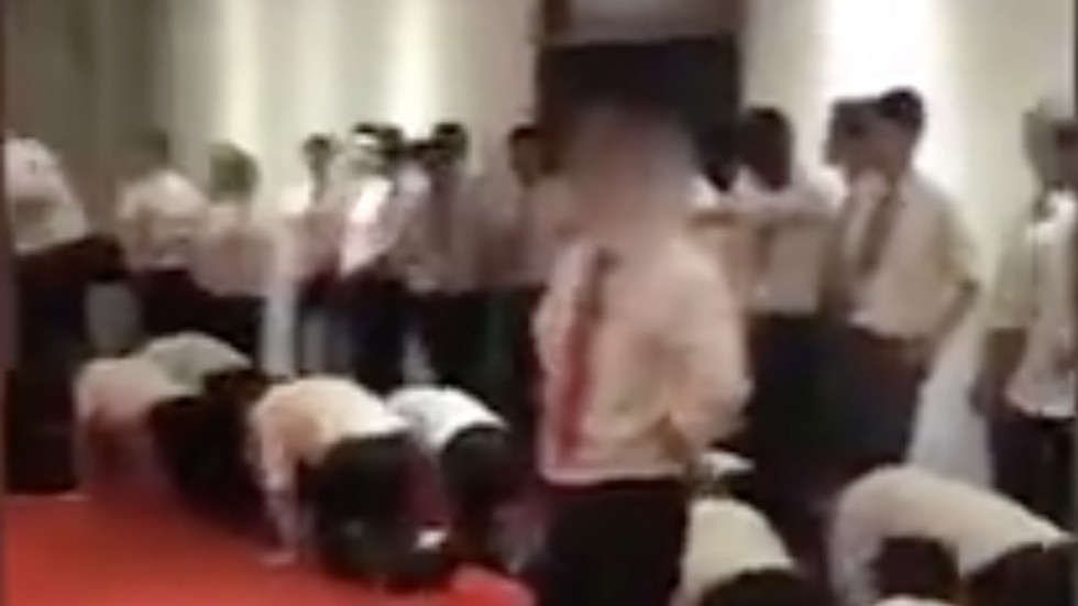 Hinh phat nhan vien Trung Quoc anh 1