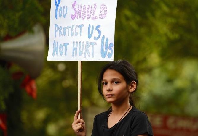 Thieu nu 16 tuoi bi hiep dam, thieu song o An Do hinh anh