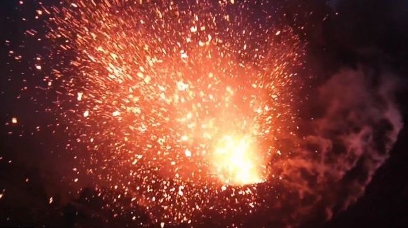 Nui lua Hawaii phun trao nhu phao hoa, cot dung nham cao 70 m hinh anh