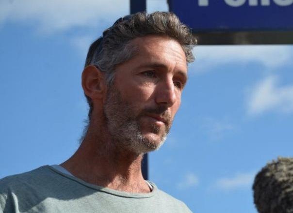 Ong ngoai bi nghi giet hai ca gia dinh 6 nguoi roi tu sat o Australia hinh anh