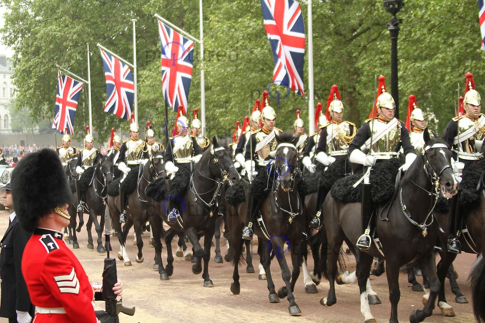 Ky binh Anh mu guom sang loang chuan bi dam cuoi Hoang tu Harry hinh anh