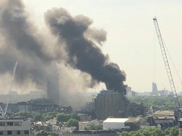 Khoi den mu mit tai hien truong vu chay khach san o London hinh anh