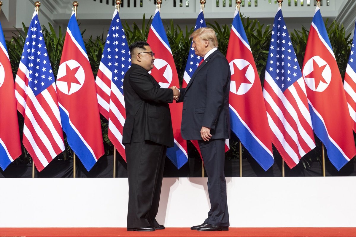 Cu bat tay lich su 12 giay cua Trump va Kim Jong Un hinh anh