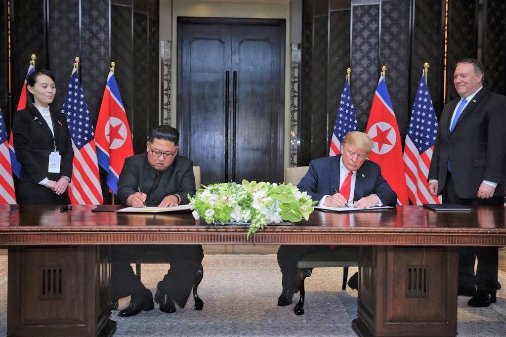 Giay phut Trump - Kim ky Tuyen bo chung lich su hinh anh