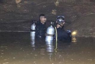 Doi bong Thai song sot sau 10 ngay ket trong hang ngap nuoc hinh anh