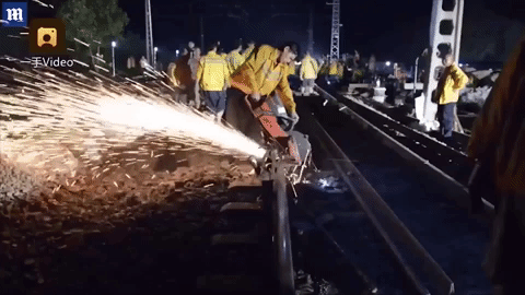 500 cong nhan Trung Quoc xay 30 km duong sat trong 3,5 gio hinh anh