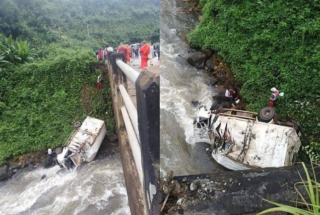 Xe cuu tro vo dap Lao lao xuong song, 1 nguoi thiet mang hinh anh