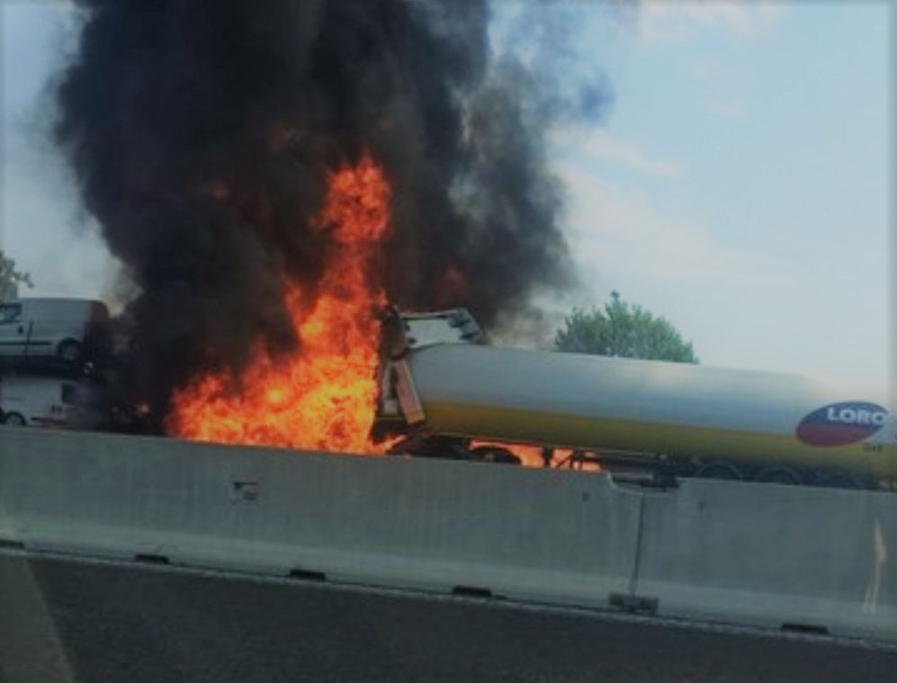 nổ xe bồn ở Italy ảnh 3 no xe bon o Italy anh 3