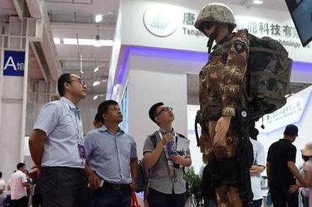 Nguoi may chien binh va bac si mang tham vong robot cua Trung Quoc hinh anh