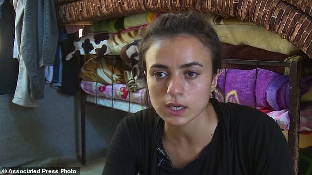 Co gai ti nan tuyen bo thay chien binh IS tai sieu thi Duc hinh anh