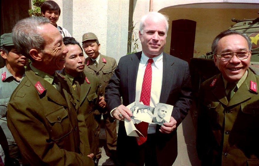 thuong nghi si John McCain anh 8