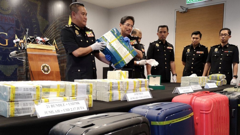 8 cuu diep vien Malaysia bi bat vi nghi tham nhung 12 trieu USD hinh anh