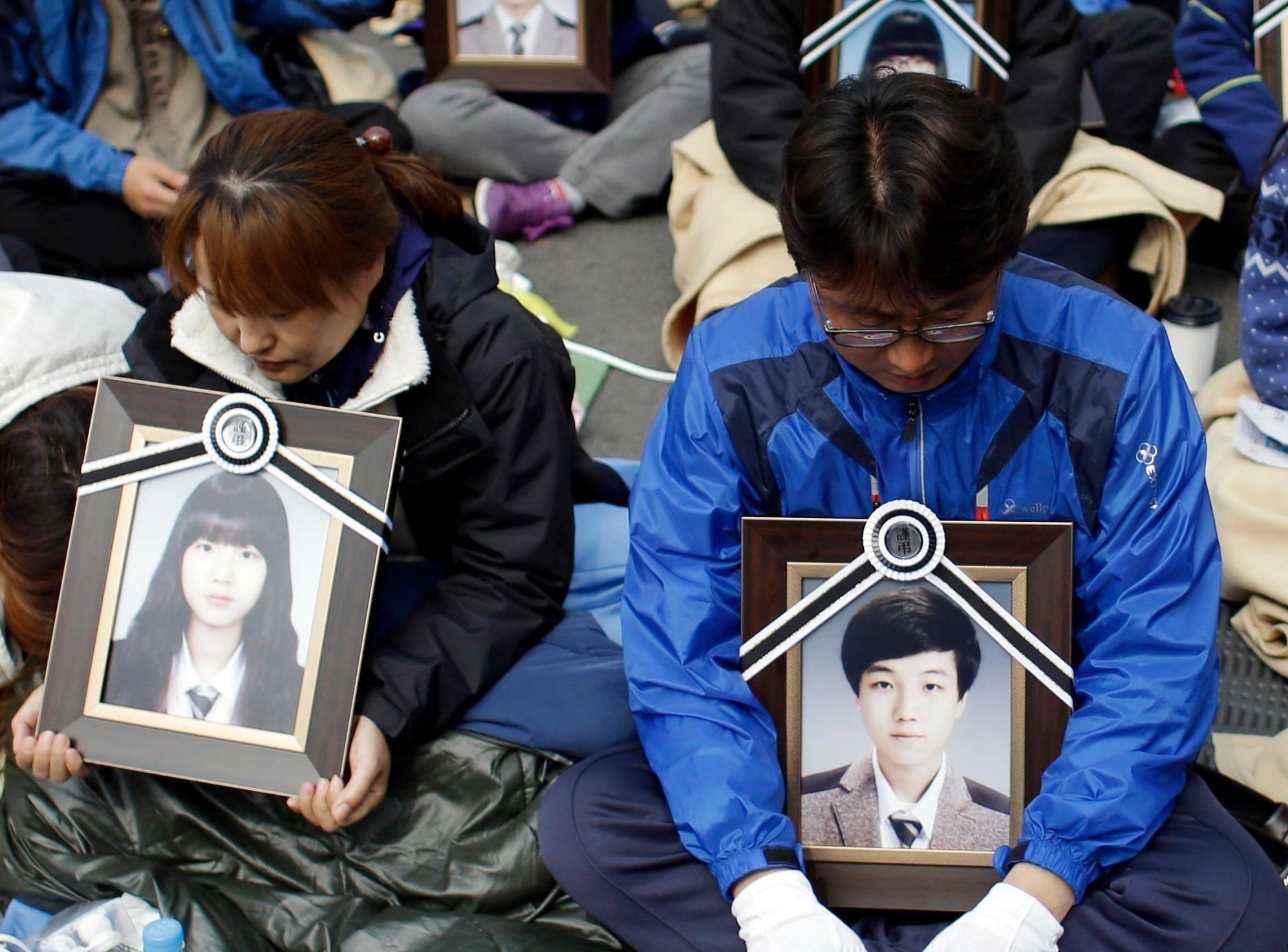 Tuong HQ bi bat vi theo doi trai phep gia dinh nan nhan pha Sewol hinh anh