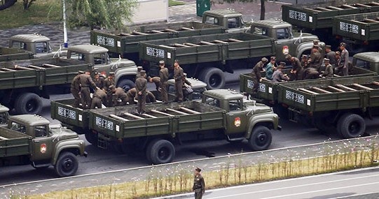 Hang tram xe quan su Trieu Tien xep hang chuan bi cho le duyet binh hinh anh