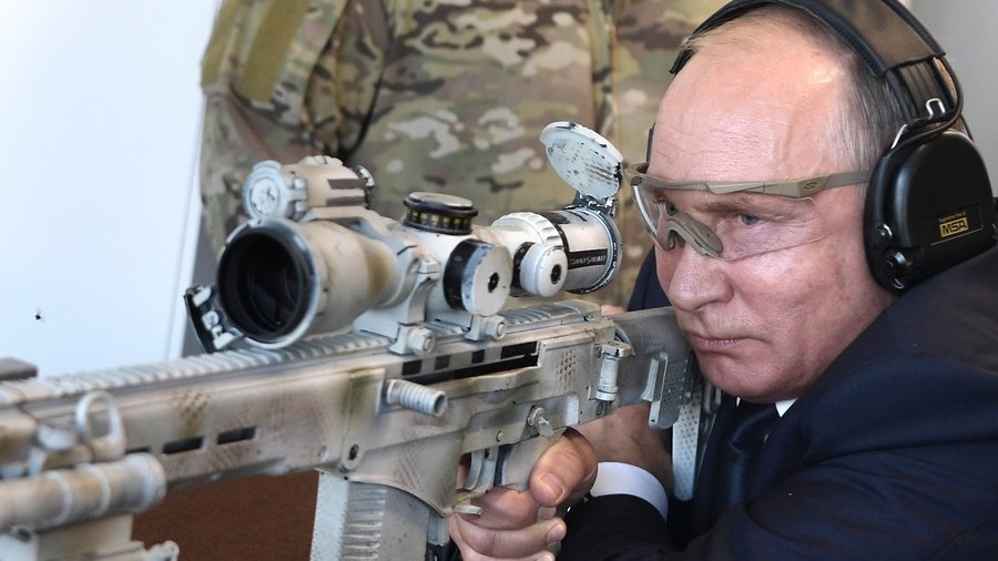 TT Putin tro tai thien xa voi sung truong Kalashnikov hinh anh