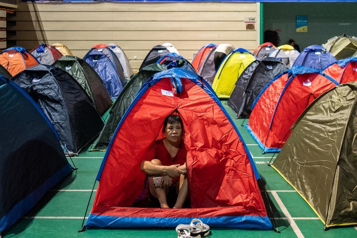 Hang nghin cha me Trung Quoc cam trai, theo con len dai hoc hinh anh