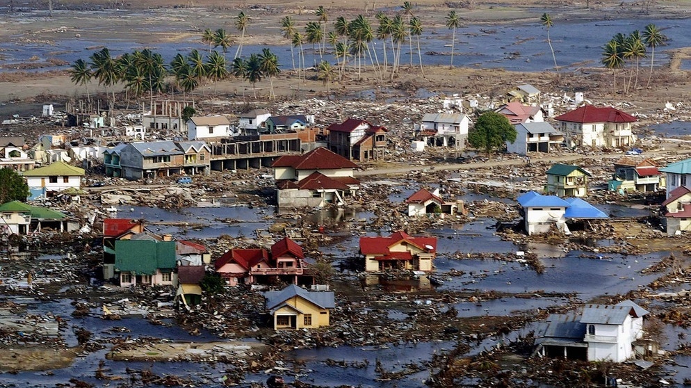 Thanh pho ngon ngang gach vun sau dong dat, song than tai Indonesia hinh anh